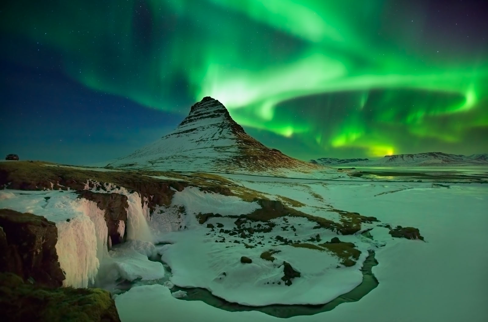 Какую страну называют страной льда и огня. Исландия Рейкьявик Северное сияние. Iceland Северное сияние. Столица Рейкьявик, Исландия Северное сияние. Гренландия Северное сияние.